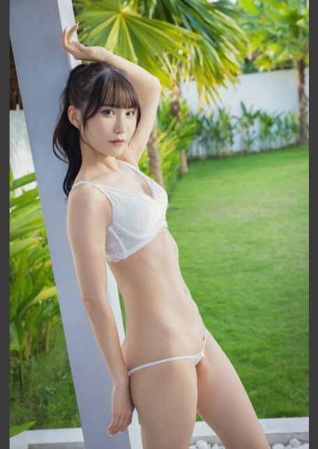 【オールアザー版】伊織芽衣写真集 芽吹-サンプル画像3
